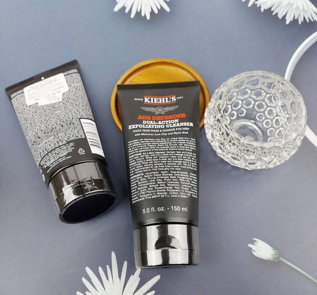 Kiehl's Age Defender Dual-Action Exfoliating Cleanser150 ml. โฟมล้างหน้าสำหรับผู้ชาย ทำความสะอาดผิวหน้าแบบทู-อิน-วัน (คลีนเซอร์และโฟมล้างหน้า) สีชาร์โคลสูตรพิเศษของคีลส์ที่มีส่วนผสมของดินลาวาจากโมร็อกโก (moroccan lava) ทำความสะอาดอย่างล้ำลึก โฟมล้างห