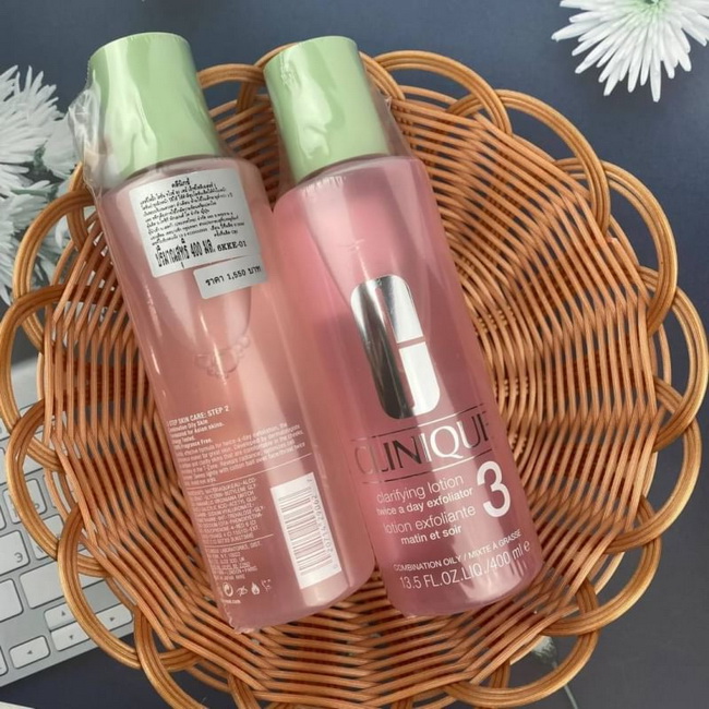 CLINIQUE Clarifying Lotion 3 Twice a Day Exfoliator 400 ml. โลชั่นเช็ดผิวสำหรับผู้ที่มีผิวผสมค่อนข้างมัน ( ผิวประเภทที่ 3) ช่วยขจัดเซลล์ผิวเสื่อมสภาพให้หลุดออกย่างอ่อนโยน ขจัดสิ่งอุดตันจากรูขุมขน ควบคุมความมันเงา ทำให้ผิวดูใสขึ้น พร้อมที่จะรับการบำรุงในขั