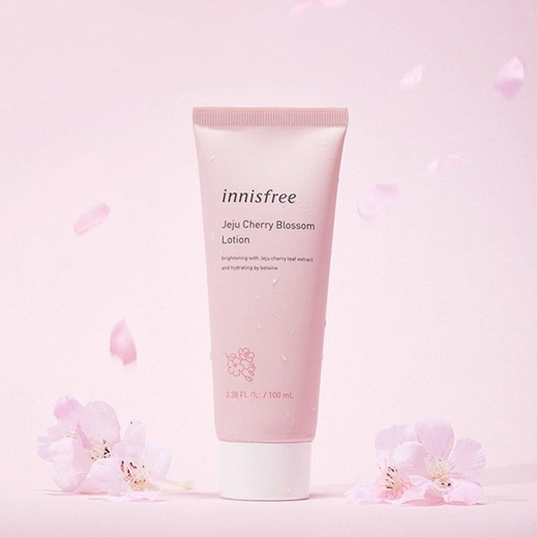 Innisfree Cherry Blossom Jam Cleanser 150g ผลิตภัณฑ์ทำความสะอาดที่มีฤทธิ์เป็นกรดอ่อนๆ ให้ความรู้สึกเป็นสุขในขณะที่ใช้ จากอิสนิสฟรี เนื้อสัมผัสและกลิ่นเหมือนแยมดอกซากุระ ช่วยทำความสะอาดอย่างอ่อนโยน พร้อมมอบความชุ่มชื้นหลังการล้างหน้า ( สินค้าหมดอายุ : 2023