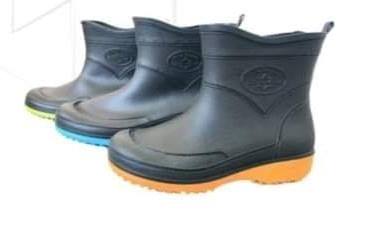รองเท้าบู๊ตสั้น สีดำพื้นสี  BOOTตราแอร์โร่ ARROW STAR  กันน้ำขายส่ง A555