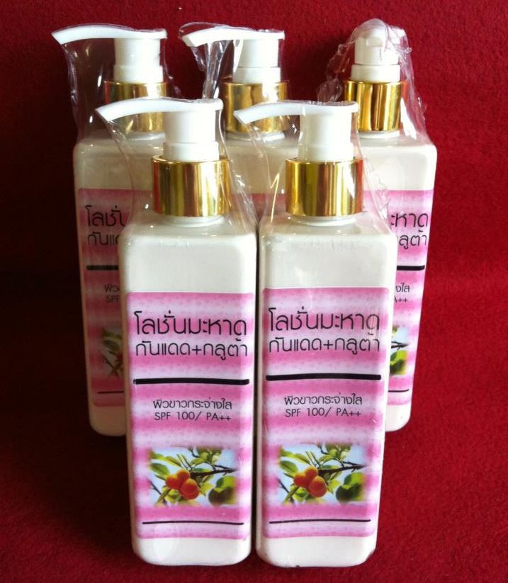 โลชั่นมะหาดกันแดดผสมกลูต้า SPF 50/PA++ ขวดใหญ่ขนาด 240 ml. โลชั่นกันแดดเนื้อบางเบาที่มีสารกันแดด SPF 50 และกลูต้าบำรุงผิวให้ขาวใสได้อย่างใจ เป็นตัวใหม่ที่ขายดีมากๆคะ