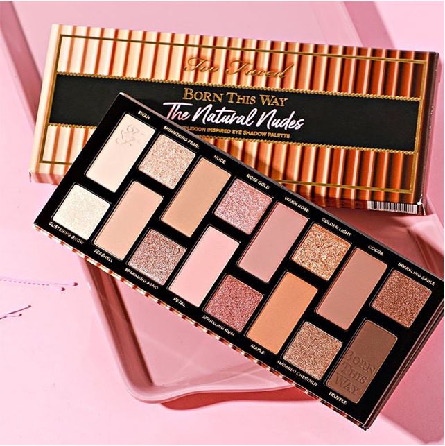 Too Faced Born This Way The Natural Nudes Eye Shadow Palette อายแชโดว์พาเลท 16 สี ไอเท็มเติมความสดใสเป็นธรรมชาติรับซัมเมอร์ โทนสีนู้ดสุดทันสมัยที่ได้แรงบันดาลใจจากความงามของสีผิว มีทั้งเนื้อแมทท์และชิมเมอร์ ผสานคุณค่าจาก coconut water, alpine rose และ hya