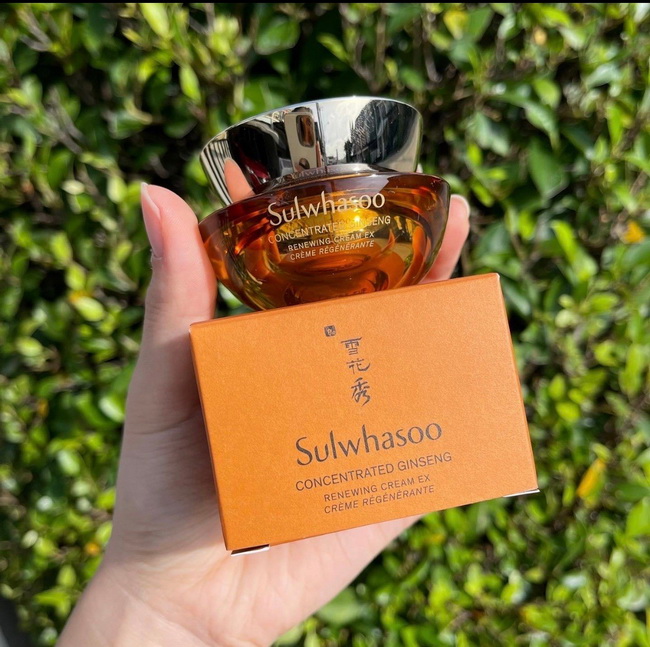 Sulwhasoo Concentrated Ginseng Renewing Cream EX ขนาดทดลอง 10ml.ครีมลดเลือนริ้วรอยสู่ผลลัพธ์ผิวยืดหยุ่นขึ้นสามเท่า ด้วยเนื้อสัมผัสที่บางเบาและสดชื่น มอบความกระชับ และเพิ่มความยืดหยุ่น พร้อมระดับความชุ่มชื่นสู่ผิวได้อย่างมีประสิทธิภาพ และกลิ่นหอมอันละเอียด