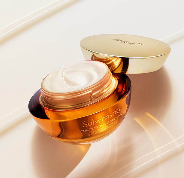 Sulwhasoo Concentrated Ginseng Renewing Cream EX 60ml. ครีมลดเลือนริ้วรอย ด้วยเนื้อสัมผัสที่บางเบาและสดชื่น มอบความกระชับ และเพิ่มความยืดหยุ่น พร้อมระดับความชุ่มชื่นสู่ผิวได้อย่างมีประสิทธิภาพ ในช่วงเวลาที่ครีมสัมผัสผิว จะรู้สึกได้ถึงกลิ่นหอมอันละเอียดอ่อ