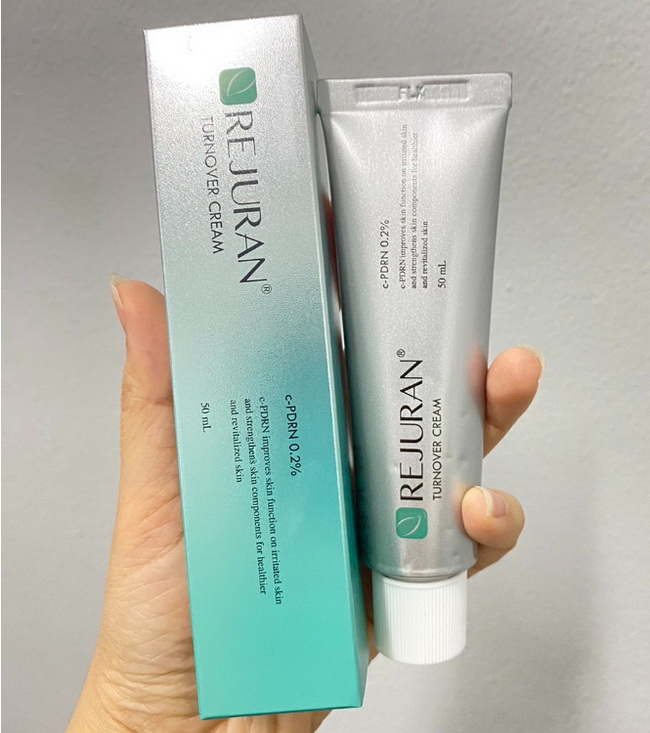 Rejuran Turnover Cream 50 ml. (หลอดสีเงิน) ครีมรีจูรันบูทส์ผิวฉ่ำเงา ขาวกระจ่างใส เนื้อเป็นเจลครีมไม่หนักผิว เน้นให้ความชุ่มชื้น ผิวฟูขึ้น ทาเสร็จแล้วมันจะเหมือนเป็นฟิล์มเคลือบผิวเบาๆ ให้ดูเงาเหมือนกระจก