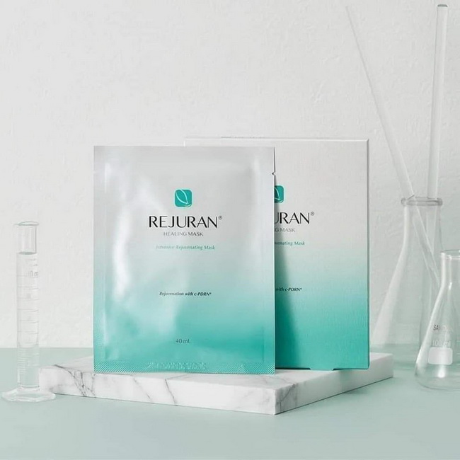 Rejuran Healing Mask 40 ml.*5 แผ่น เรจูรัน มาส์กผิวกระจก ฮีลลิ่งมาส์ก บูสผิวแบบเร่งด่วนให้ผิวกระจ่างใส เข้นข้นด้วยสารบำรุงจาก c-PDRN อันทรงพลัง ที่ทางแบรนด์ใส่มาใน 1 แผ่น เทียบเท่ากับเซรั่มเกือบ 2 ขวด เห็นผลตั้งแต่ครั้งแรกที่ใช้รู้สึกได้ถึงการเปลี่ยนแปลง