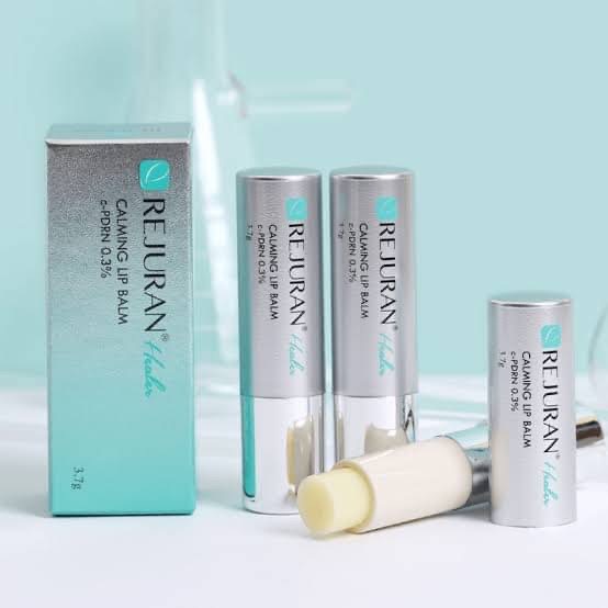 Rejuran Healer Calming Lip Balm c-PDRN 0.3% 3.7 g ลิปบาล์มระดับพรีเมียม สูตรเข้มข้น บำรุงริมฝีปากอิ่ม ฟู นุ่ม ชุ่มชื้น กลิ่นหอม และซึมเร็ว ช่วยฟื้นบำรุงริมฝีปากที่แห้ง แตก ลอก ให้กลับมาเรียบเนียน อวบอิ่ม ชุ่มชื้นยาวนานทั้งวันมีสารบำรุง C-pdrn 0.3% ตัวเด่น