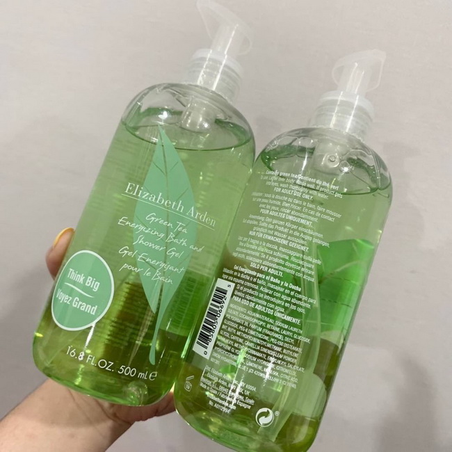 Elizabeth Arden Green Tea Energizing Bath & Shower Gel 500ml. (หัวปั๊ม) เจลอาบน้ำ ที่จะช่วยชำระสิ่งสกปรก พร้อมมอบพลังสดชื่นให้กับคุณด้วยกลิ่นหอมอ่อนๆ ของ Green Tea ซึ่งเป็นเอกลักษณ์เฉพาะตัวจาก Elizabeth Arden จะทำให้คุณรู้สึกสดชื่นและผ่อนคลายหลังอาบน้