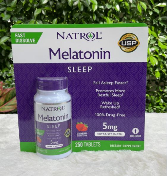 Natrol Melatonin Sleep 5 Mg 250 Tablets Strawberry ของแท้จาก US 100% วิตามินเมลาโทนินแบบเม็ดอม รสสตรอเบอร์รี่แสนอร่อย ทานง่าย แค่อมให้ละลายในปาก ไม่จำเป็นต้องดื่มน้ำตาม มีคุณสมบัติกึ่งฮอร์โมน ช่วยให้เราหลับสนิท รู้สึกผ่อนคลาย นอนหลับง่ายขึ้น หลับสบายไม่ตื