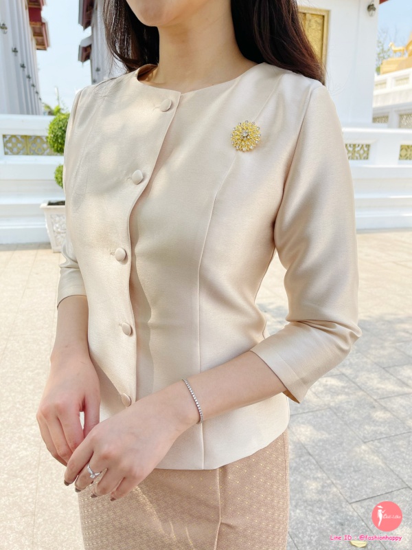เสื้อไทยเรือนต้น  อัดกาวอย่างดี สวมใส่ได้หลายโอกาส นิยมใช้ชุดเช้า สำหรับงานที่ไม่เป็นพิธีการมากนัก และต้องการความสบาย 