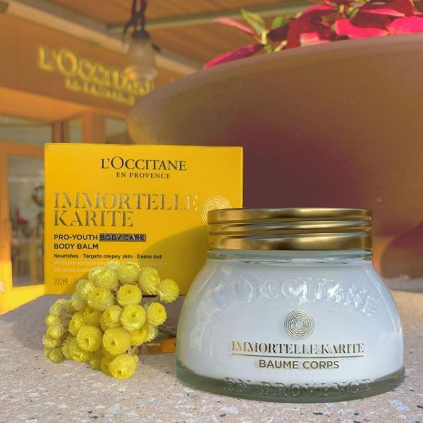 L'OCCITANE Immortelle Karite Pro-Youth Body Care Body Balm 200 ml. บอดี้บาล์มเนื้อเข้มข้น จากส่วนผสมจากธรรมชาติสูง ถึง 97% ช่วยให้โครงสร้างผิวแข็งแรงขึ้น พร้อมกระตุ้นการสร้างคอลลาเจน ช่วยทำให้ผิวยืดหยุ่น และตึงกระชับมากยิ่งขึ้น ช่วยลดจุดด่างดำ และริ้