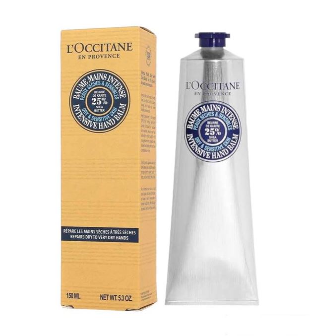 L'OCCITANE Shea Butter Intensive Hand Balm 150 ml. แฮนด์ครีมสูตรที่เข้มข้นที่สุดของล็อกซิทาน เพื่อผิวแห้งและแห้งมากโดยเฉพาะด้วยความเข้มข้นของเชีย บัตเตอร์ 25% ทำให้แฮนด์บาล์มของเราช่วยบำรุงและฟื้นฟูมือแห้งกร้านให้กลับมาเนียนนุ่ม เนื้อบาล์มนุ่มละมุนช่