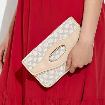 พร้อมส่ง Coach Foldover Cut Out Clutch Crossbody In Signature Jacquard