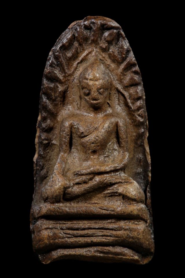 พระรอดเนื้อเก่า แกะออกจากกรอบเลี่ยมเดิมที่ชำรุด