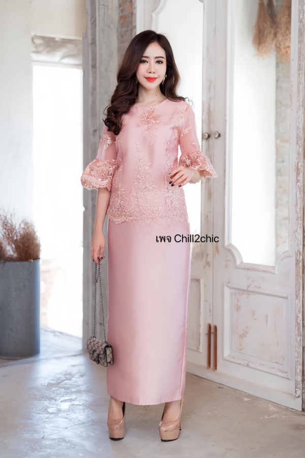 สินค้าเข้าใหม่มีถึง 6XL (อก 55 นิ้ว)  ชุดแม่เจ้าสาว ชุดแม่เจ้าบ่าว ชุดไปงานบุญงานบวช สีชมพูแชมเปญ  Set  เสื้อลูกไม้ปักกลิตเตอร์วิ้งๆแขนกระดิ่งแมทกับกระโปรงผ้าไหมทรงสอบงานผ่าด้านหลังกระโปรงช่วยให้เดินง่าย มีซิปหลัง ทรงเรียบหรู