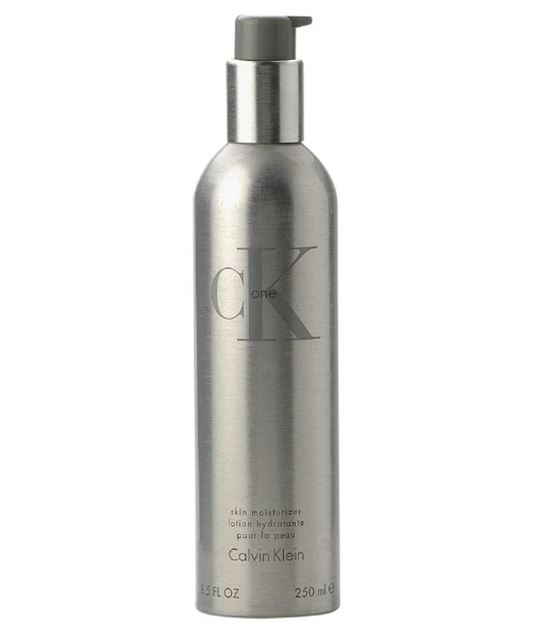 Calvin Klein CK One Skin Moisturizer 250ml. ขวดหัวปั๊มใช้สะดวก โลชั่นบำรุงผิวที่มีกลิ่นหอมที่ผสมผสานเนื้อบางเบาเข้ากับกลิ่นหอมสดชื่นของน้ำหอม Calvin Klein CK One มีทั้งกลิ่นหอมและช่วยบำรุงผิวให้นุ่มลื่น ไม่เหนียวเนอะ ใช้ตัวนี้แล้วไม่ต้องฉีดน้ำหอมให้ฉุนเลย