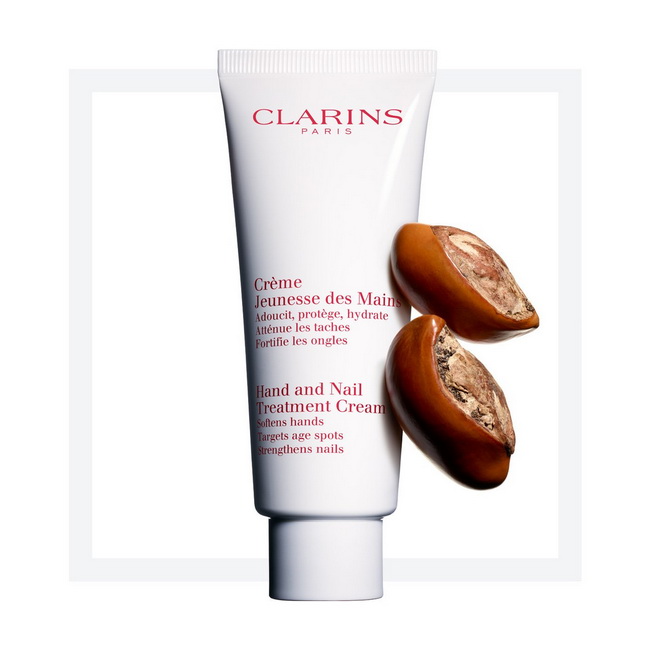 CLARINS Hand and Nail Treatment Cream 100 ml. แฮนด์ครีมคุณภาพสูงที่ช่วยให้ผิวนุ่มชุ่มชื้นด้วยสารสกัดจากน้ำมันงาธรรมชาติ เสริมสร้างความแข็งแรงให้กับเล็บ ลดเลือนจุดด่างดำ มอบความชุ่มชื้น ให้การปกป้อง และช่วยให้มือนุ่มละมุน