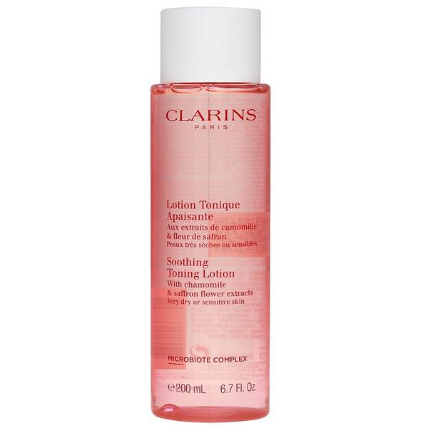 CLARINS Soothing Toning Lotion 200 ml. โทนเนอร์สูตรสำหรับผิวแห้งมากและผิวบอบบางแพ้ง่าย พร้อมด้วยสารสกัดจากพืชที่มีคุณสมบัติในการปลอบประโลมผิว คุณค่าจากสารสกัดจาก Organic chamomile และ Saffron flower ปลอบประโลม ให้ผิวรู้สึกสบายช่วยรักษาสมดุลของไมโครไบโอต้า