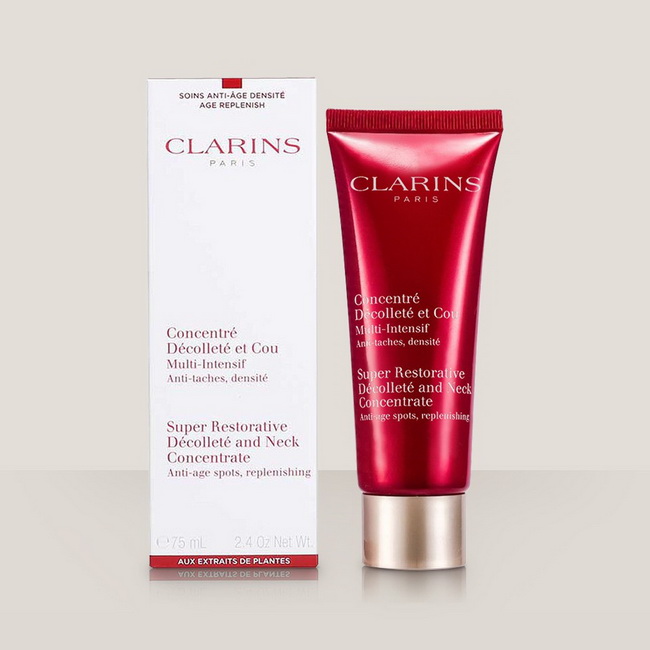 CLARINS Super Restorative Decollete and Neck Concentrate 75 ml. ทรีทเม้นท์บำรุงคอและเนินอกสูตรเข้มข้นไม่เหนียวเหนอะหนะ ช่วยปรับเนื้อสัมผัสและคุณภาพของผิวจากคางไปยังบริเวณเนินอก คืนความแน่นกระชับให้กับผิว ช่วยลดความหย่อนคล้อย ลดริ้วรอยและรอยย่นบนเนินอก