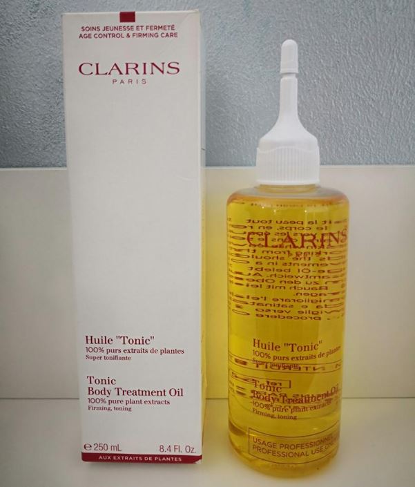 CLARINS Tonic Body Treatment Oil Spa Size 250 ml. น้ำมันสำหรับผิวกายนี้ผลิตจากสารสกัดจากพืชพรรณธรรมชาติบริสุทธิ์ 100% ช่วยให้ผิวกระชับ เต่งตึง และเพิ่มความยืดหยุ่นของผิว ลดรอยแตกลาย น้ำมันเฮเซลนัทกักเก็บความชุ่มชื้นและช่วยให้ผิวนุ่มละมุนดุจซาตินน่าสัมผัส