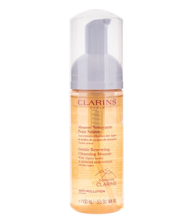 CLARINS Gentle Renewing Cleansing Mousse 150 ml. มูสโฟมล้างหน้าสำหรับทุกสภาพผิว ทำความสะอาดผิวสูตรล้างออกพร้อมด้วยเม็ดสครับที่อ่อนโยนต่อผิวผิวสะอาดขึ้น นุ่มขึ้น และเปล่งปลั่ง อีกทั้งยังแลดูกระจ่างใสขึ้นอีกด้วย สูตรล้างออกแสนสดชื่นที่ช่วยทำความสะอาดและสครั