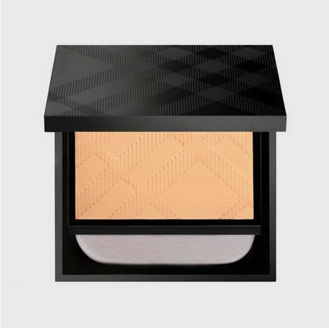 BURBERRY Matte Glow Compact 15 g. แป้งอัดแข็งผสมรองพื้นเจเนอเรชันใหม่ที่มอบผิวที่แมตต์สวยแลดูเปล่งประกายตลอดวัน สูตร second-skin ล้ำสมัย ที่มอบการปกปิดขั้นสูงสุดแต่ให้ผลลัพธ์ที่เป็นธรรมชาติ สามารถใช้เดี่ยว ๆ ในตอนเช้าหรือใช้เติมแต่งระหว่างวัน