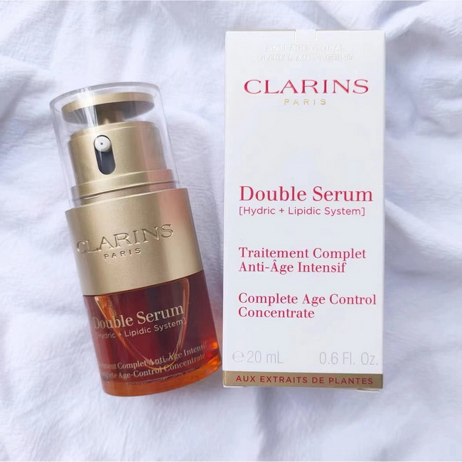 CLARINS Double Serum Complete Age Control Concentrate 20 ml.เซรั่มต่อต้านความร่วงโรยอันดับ 1 ของคลาแรงส์ สูตรเข้มข้นสองเท่า ผสมผสานสารสกัดเปี่ยมประสิทธิภาพจากพืช 21 ชนิด ช่วยกระชับผิวและลดเลือนริ้วรอยอย่างเห็นได้ชัด