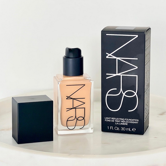 NARS Light Reflecting Foundation 30 ml. รองพื้นสูตรผสมล้ำยุค เป็นรองพื้นที่สวยทุกแสง ปกปิดและบำรุงในหนึ่งเดียว ปกปิดรอยสิว จุดด่างดำ และรอยแดงได้เป็นอย่างดี มอบความปกปิดระดับปานกลางพร้อมผลลัพธ์สวยอย่างเป็นธรรมชาติ ผิวยังสามารถหายใจได้และติดทนนานตลอดวัน เพ