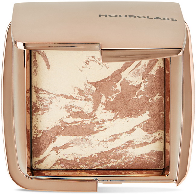 HOURGLASS Ambient Lighting Bronzer สี Diffused Bronze Light 11 g บรอนเซอร์ในตลับสุดหรู สีสวยให้ความเป็นธรรมชาติ เหมาะสำหรับทุกๆสภาพผิว บลัชปัดแก้มแบบไฮบริด ส่วนผสมที่ลงตัวระหว่างพิกเม้นท์สีบรอนเซอร์สีน้ำตาล กับสีอ่อนไฮไลท์ เมื่อปัดลงบนแก้มจะเพิ่มมิติให้ดู