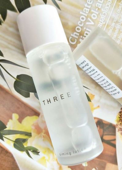 THREE Aiming Lotion R ขนาดทดลอง 30 ml. เอสเซนส์โลชั่นเข้มข้นทรงประสิทธิภาพ ปลุกกระตุ้นพลังชีวิตให้แก่ผิวพรรณ กระตุ้นการไหลเวียน มอบความกระจ่างใส สัมผัสถึงผิวที่อิ่มน้ำ ลดอาการระคายเคืองและอักเสบของผิว ด้วยโลชั่นแบบน้ำที่ซึมซาบรวดเร็ว ให้ผิวฟูกระชับ จากภาย