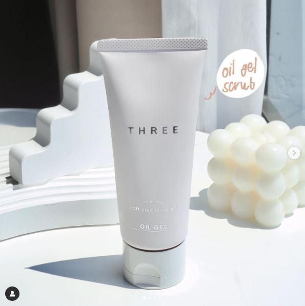 THREE Aiming Soft Cleansing Gel ขนาดทดลอง 28 g. ผลิตภัณฑ์ทำความสะอาดผิวใหม่ในรูปแบบเจลใสเนื้อบางเบา ช่วยทำความสะอาดล้ำลึกถึงรูขุมขน พร้อมดูดซับของเสีย และสิ่งสกปรกจากมลภาวะขจัดสิ่งสกปรกได้อย่างอ่อนโยน ผสมผสานละอองสครับ และดินโคลนขาวจากธรรมชาติ ทั้งยังมีส่