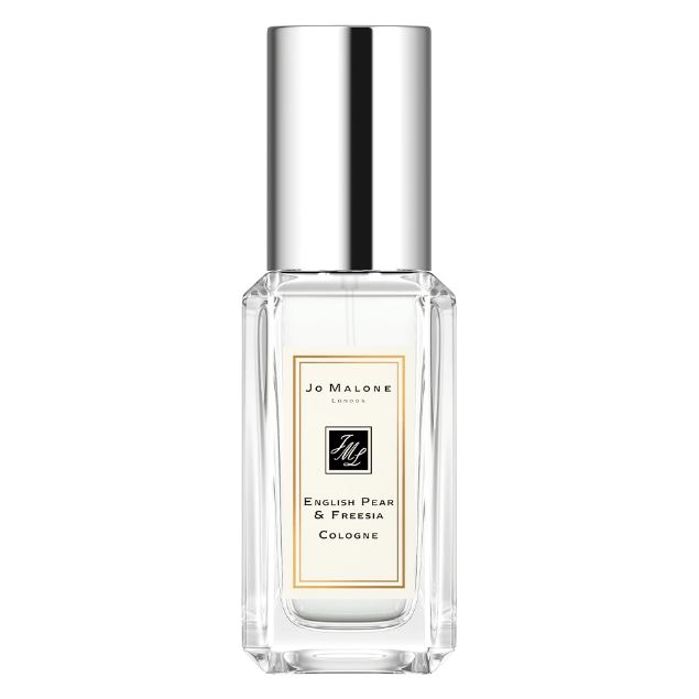 Jo Malone London English Pear & Freesia Cologne ขนาดทดลอง 9 ml. โคโลจญ์น้ำหอมที่เรียกได้ว่าเป็นซิกเนเจอร์ของแบรนด์ ด้วยโทนกลิ่นฟรุ๊ตตี้ฟลอรัลเบาๆ ที่แฝงไว้ด้วยความมีระดับและซุกซน ทำให้มันสามารถแมชต์เข้าได้กับหลายๆ ลุคและหลายๆ โอกาส