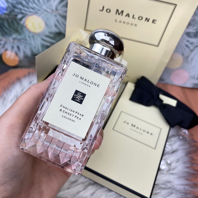 Jo Malone London English Pear & Sweet Pea Cologne 100 ml. สัมผัสกลิ่นหอมใหม่ English Pear & Sweet Pea กลิ่นหอมที่มอบจินตนาการ ถึงสวนผลไม้ภายใต้แสงแดดอันอบอุ่นที่ปลุกชีวิตชีวาของฤดูใบไม้ผลิให้ตื่นขึ้น เมื่อลูกแพร์สีเขียวน่าลิ้มลองปรากฏขึ้นจนเต็มกิ่