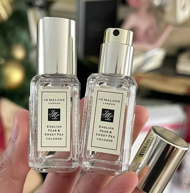 Jo Malone London English Pear & Sweet Pea Cologne ขนาดทดลอง 9 ml. สัมผัสกลิ่นหอมใหม่ English Pear & Sweet Pea กลิ่นหอมที่มอบจินตนาการ ถึงสวนผลไม้ภายใต้แสงแดดอันอบอุ่นที่ปลุกชีวิตชีวาของฤดูใบไม้ผลิให้ตื่นขึ้น เมื่อลูกแพร์สีเขียวน่าลิ้มลองปรากฏขึ้นจ