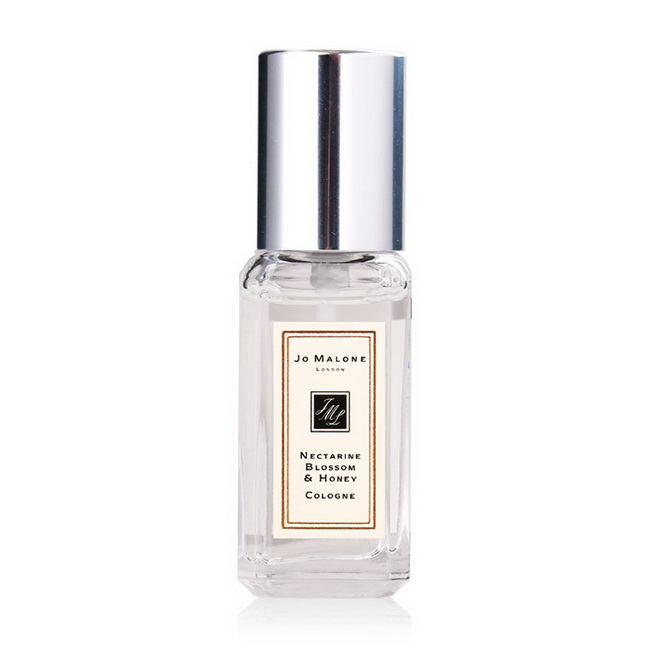 Jo Malone London Nectarine Blossom & Honey Cologne ขนาดทดลอง 9 ml. โคโลญจน์น้ำหอมสำหรับผู้หญิงร่วมสมัย หวานฉ่ำ ร่าเริง สดชื่น ฉีดเช้าอยู่ยันเย็น วันไหนฝนตก กลิ่นยิ่งเข้ากันกับไอฝน จนคนข้างๆต้องหันมายิ้ม ให้คุณได้สัมผัสถึงรุ่งอรุณของมหานครลอนดอนณ Coven