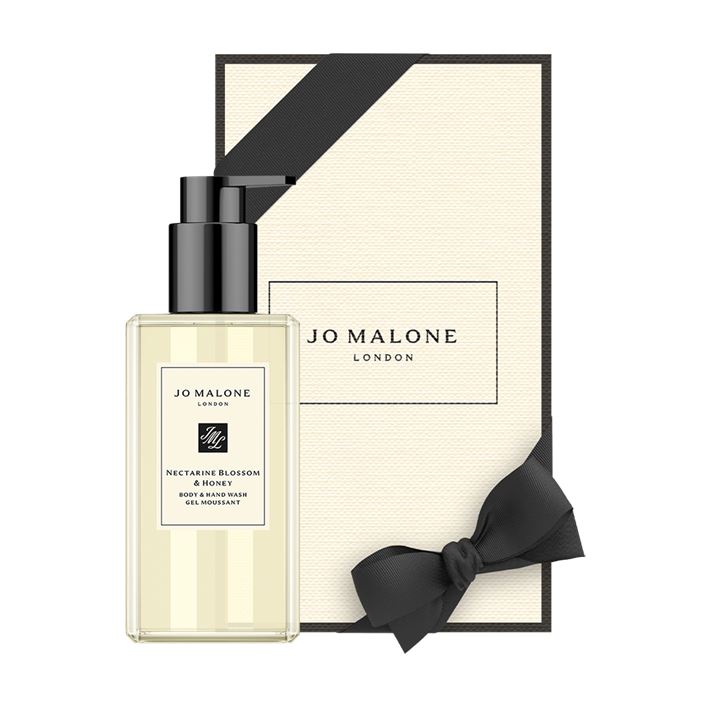 Jo Malone London Nectarine Blossom & Honey Body & Hand Wash 250 ml. (พร้อมกล่อง) เจลอาบน้ำ เพื่อมอบสัมผัสสดชื่นหลังการใช้ พร้อมคุณค่าในการบำรุงดูแลผิวให้นุ่มนวลที่มาพร้อมกลิ่นหอมอ่อน ๆ สำหรับผู้หญิงร่วมสมัย หวานฉ่ำ ร่าเริง สดชื่น ฉีดเช้าอยู่ยันเย็