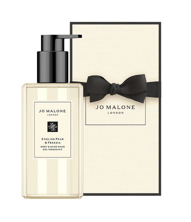 Jo Malone London English Pear & Freesia Body & Hand Wash 250 ml. (พร้อมกล่อง) เจลอาบน้ำ เพื่อมอบสัมผัสสดชื่นหลังการใช้ ด้วยกลิ่นหอมที่เรียกได้ว่าเป็นซิกเนเจอร์ของแบรนด์ ด้วยโทนกลิ่นฟรุ๊ตตี้ฟลอรัลเบาๆ ที่แฝงไว้ด้วยความมีระดับและซุกซน ทำให้มันสามารถ