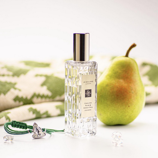 Jo Malone London English Pear & Sweet Pea Cologne 30 ml. สัมผัสกลิ่นหอมใหม่ English Pear & Sweet Pea กลิ่นหอมที่มอบจินตนาการ ถึงสวนผลไม้ภายใต้แสงแดดอันอบอุ่นที่ปลุกชีวิตชีวาของฤดูใบไม้ผลิให้ตื่นขึ้น เมื่อลูกแพร์สีเขียวน่าลิ้มลองปรากฏขึ้นจนเต็มกิ่