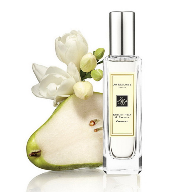 Jo Malone London English Pear & Freesia Cologne 30 ml. โคโลจญ์น้ำหอมที่เรียกได้ว่าเป็นซิกเนเจอร์ของแบรนด์ ด้วยโทนกลิ่นฟรุ๊ตตี้ฟลอรัลเบาๆ ที่แฝงไว้ด้วยความมีระดับและซุกซน ทำให้มันสามารถแมชต์เข้าได้กับหลายๆ ลุคและหลายๆ โอกาส