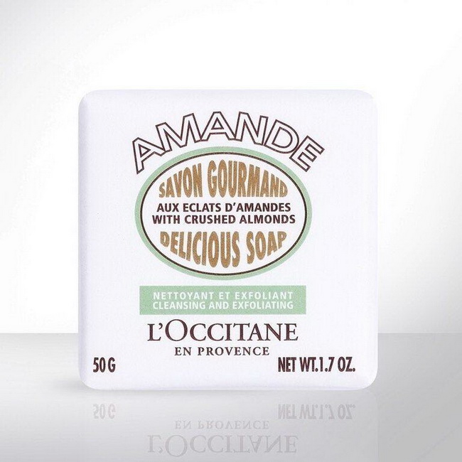 L'Occitane Almond Delicious Soap 50 g. สบู่ผลัดเซลล์ผิว กลิ่นหอมอ่อนละมุนด้วยกลิ่นอัลมอนด์ มีส่วนผสมที่ทำมาจากเปลือกอัลมอนด์บด ช่วยขจัดเซลล์ผิวที่ตายแล้วอย่างบริเวณที่หยาบกร้านรวมทั้งข้อศอก หัวเข่า เท้าให้เนียนนุ่มและชุ่มชื้นอย่างอ่อนโยนมีส่วนผสมของ 