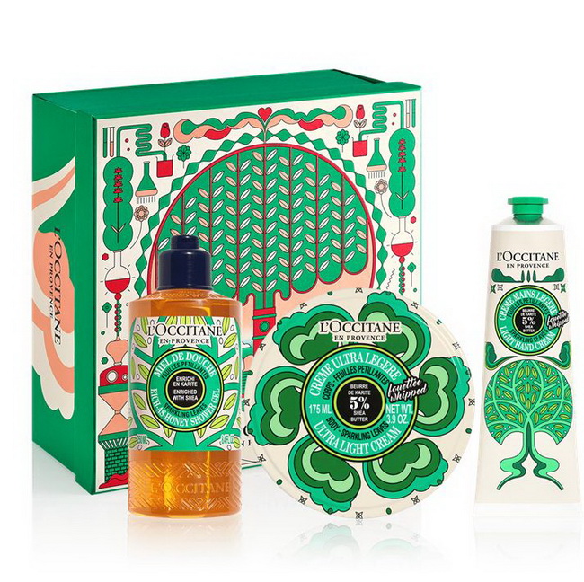 เซ็ตของขวัญ L'Occitane Holiday 2023 Shea Sparkling Leaves Set ชุดของขวัญประจำปี 2023 รวมผลิตภัณฑ์กลิ่นลิมิเต็ดที่มีเฉพาะช่วงนี้เท่านั่น ทั้งเจลอาบน้ำ บอดี้ครีม และแฮนด์ครีม ในขนาดไซส์จริง กลิ่นแนวพืชพรรณที่ทำให้เราจินตนาการถึงกลิ่นของสายลมที่สัมผัสกั