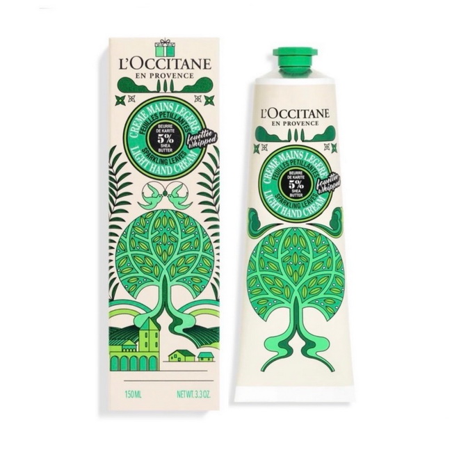 L'Occitane Holiday 2023 Shea Sparkling Leaves Light Whipped Hand Cream 150 ml. แฮนด์ครีมเนื้อวิปป์ นุ่มฟูอุดมด้วย Shea Butter 5% และ Olive Oil จากโพรวองซ์ ช่วยบำรุงปกป้องผิวมือ และทำให้ผิวนุ่มนวลน่าสัมผัส ไม่แห้งกร้าน พร้อมมอบกลิ่นหอมสะอาดละเอียดอ่อน