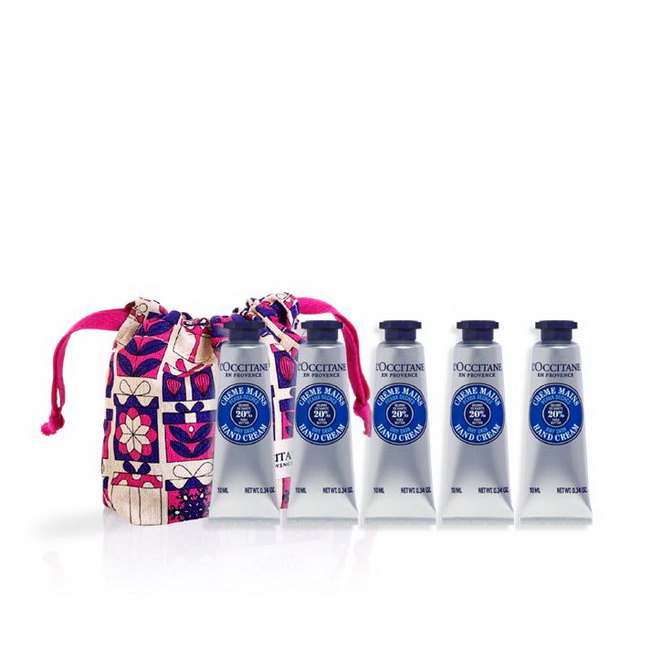 เซ็ตของขวัญ L'Occitane Holiday 2023 Friend & Family Iconic Shea Set with Mini Pouch ชุดของขวัญประจำปี 2023 ประกอบด้วย แฮนด์ครีมสูตรขายดีขนาดพกพา 5 ชิ้น และกระเป๋าใส่เครื่องสำอางลายชุดชิค 1 ใบ เป็นครีมทามือยอดนิยมทั่วโลก อุดมด้วยคุณค่าบำรุงจากเชีย