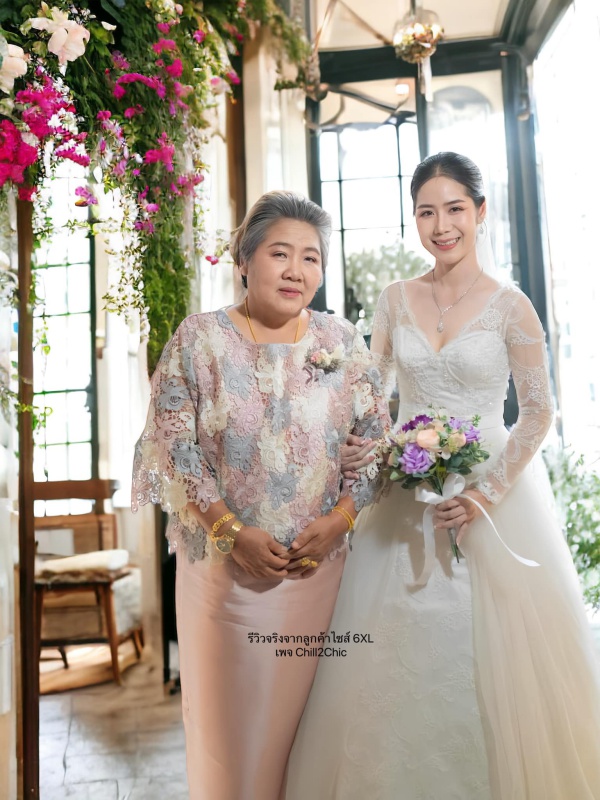 รีวิวชุดแม่เจ้าสาวไซส์ใหญ่  ชุดแม่เจ้าบ่าวไซส์ใหญ่  ชุดแม่เจ้าสาวอ้วน ชุดแม่เจ้าบ่าวอ้วน  ชุดไปงานบุญงานบวช สีชมพูแชมเปญ  Set  เสื้อลูกไม้ปักกลิตเตอร์วิ้งๆแขนกระดิ่งแมทกับกระโปรงผ้าไหมทรงสอบงานผ่าด้านหลังกระโปรงช่วยให้เดินง่าย มีซิปหลัง ทรงเรียบหรู