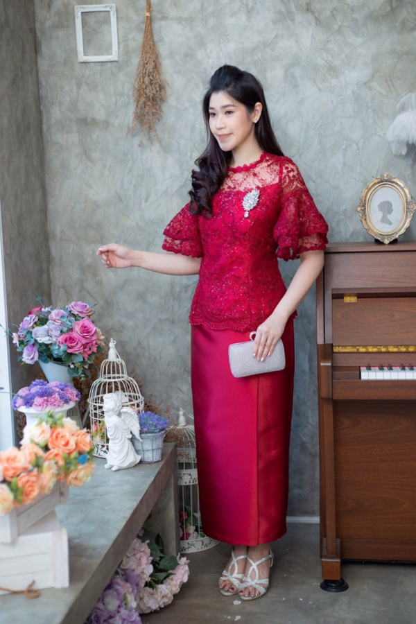 ชุดแม่เจ้าสาวสีแดง  ชุดแม่เจ้าบ่าวสีแดง  ชุดไปงานบุญงานบวชสีแดง  Set เสื้อลูกไม้แขนระบาย แขนแต่งระบาย 2 ชั้น มาพร้อมกระโปรงผ้าไหมอย่างดีทรงป้าย