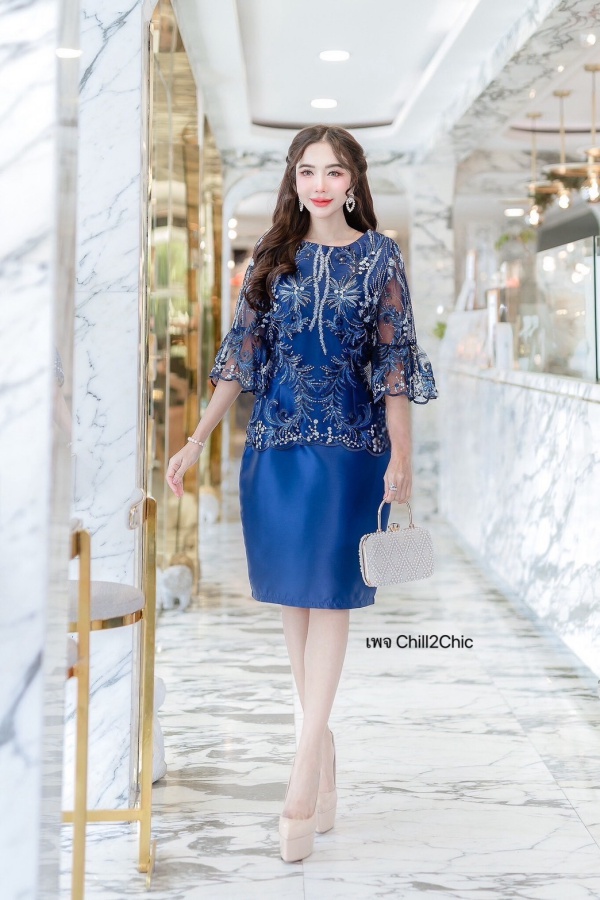 ชุดออกงานไซส์ใหญ่สีน้ำเงินกรมท่า  เดรสออกงานกระโปรงสั้น ลูกไม้ลายดอกสุด Premium งานสวยเด่นสะดุดตาและหรูหรากับช่วงแขนกระดิ่งสุดหรูลูกไม้ปักเลื่อมกลิตเตอร์วิ้งๆสวยงามมาก 