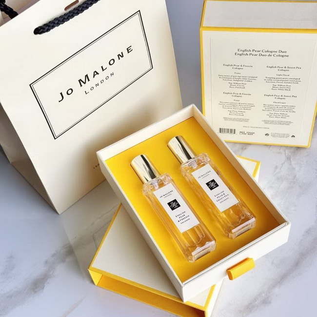 Jo Malone London Colognes Duo Set ขนาด 30ML x 2 ขวด เซ็ทน้ำหอม 2 กลิ่นขายดี โทนผลไม้ กลิ่นลูกแพร์หอมชุ่มฉ่ำละมุนมาก มาในกล่องที่จัดเซ็ทของขวัญรุ่นลิมิเต็ด ดูหรูหราสวยงาม เหมาะจะมอบเป็นของขวัญสำหรับคนสำคัญในโอกาสพิเศษ