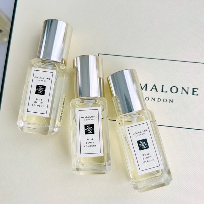 Jo Malone London Rose Blush Cologne ขนาดทดลอง 9 ml. โคโลญจน์น้ำหอมสำหรับผู้หญิง คอลเลคชั่นสำหรับคนอินเลิฟกุหลาบ ต้องห้ามพลาด! กลีบกุหลาบที่บอบบางถูกจับมาใส่ไว้ในเยลลี่แสนอร่อย เสน่ห์ของกลีบดอกสีชมพูระเรื่อคือแรงบันดาลใจของสูตรการถนอมอาหารที่ล้ำค่า ใบเบซิล