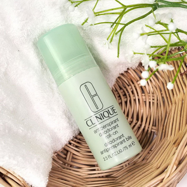 Clinique Antiperspirant Deodorant Roll-On 75ml. ผลิตภัณฑ์ระงับกลิ่นกายที่ปราศจากน้ำหอมจากแบรนด์ CLINIQUE ตัวช่วยที่จะเพิ่มความมั่นใจให้กับทุกวัน สำหรับผู้ชาย เนื้อบางเบา แห้งเร็ว ให้ความสบายผิว ไม่เหนียวเหนอะหนะ ช่วยปกป้องใต้วงแขนจากความชื้นและกลิ่นอับ