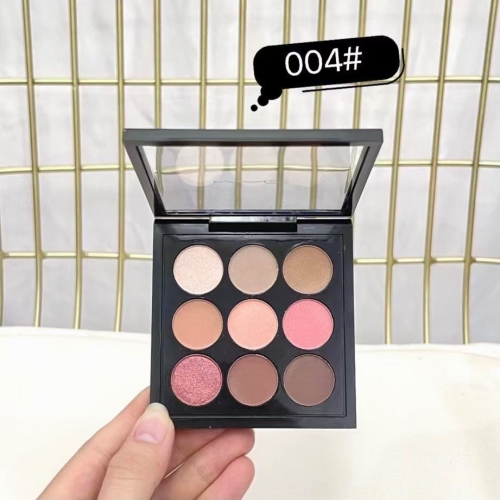 MAC Eye Shadow X9 Eyeshadow Palette#004 BROWNS/GREYS 5.85 g อายแชโดว์พาเลท 9 สี โทนสีน้ำตาลธรรมชาติ และน้ำตาลนู๊ด รวมสีสันสุดคลาสสิคหลากเท็กซ์เจอร์ ทั้งเนื้อแมทท์ ซาติน และฟรอสต์และโทนสีที่เบลนเข้ากันได้เป็นอย่างดี พร้อมรังสรรค์ลุคเมคอัพได้อย่างไร้ขีดจำกั